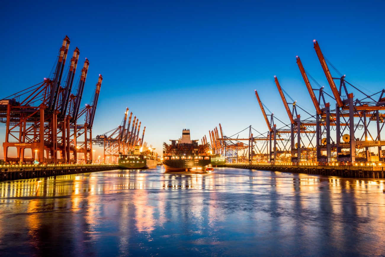 Hamburger Hafen mit Containerfrachter und Krananlagen – UBHH Shipping & Logistik