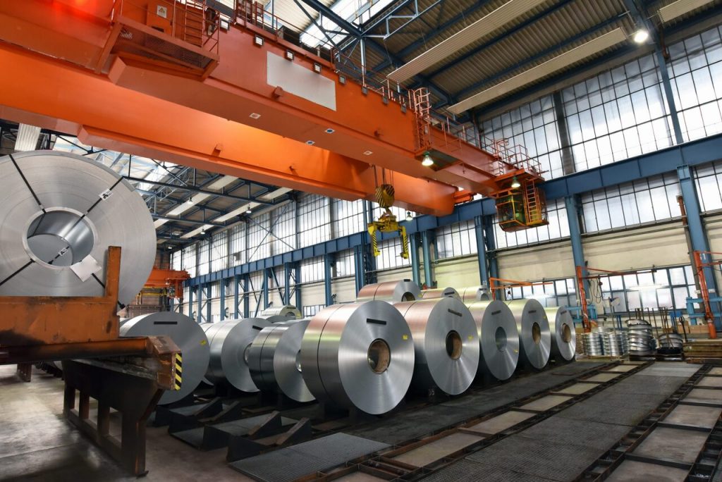 Produktionslager mit Metallrollen für effiziente Logistik in der Metallindustrie