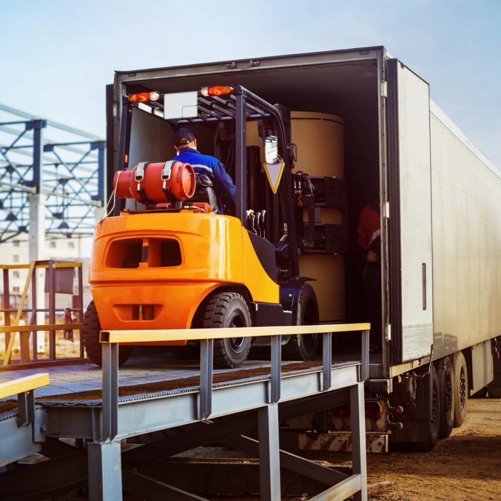 Gabelstapler lädt Paletten in einen LKW – UBHH FTL (Full Truckload) Logistiklösungen