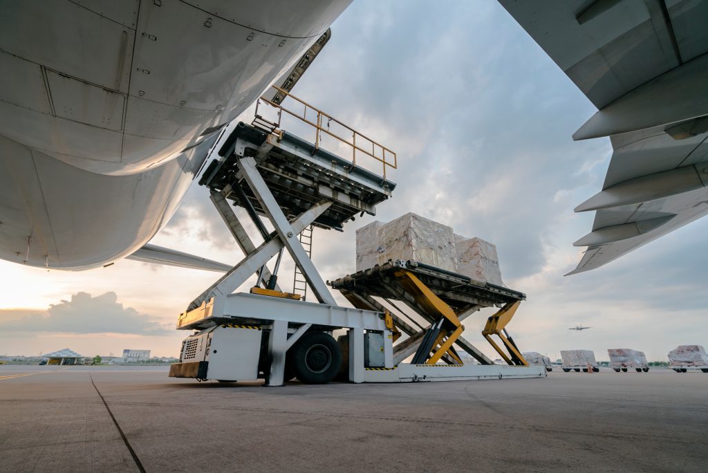 Luftfracht-Logistik: Flugzeug wird für den Transport beladen – UBHH Luftfrachtlösungen