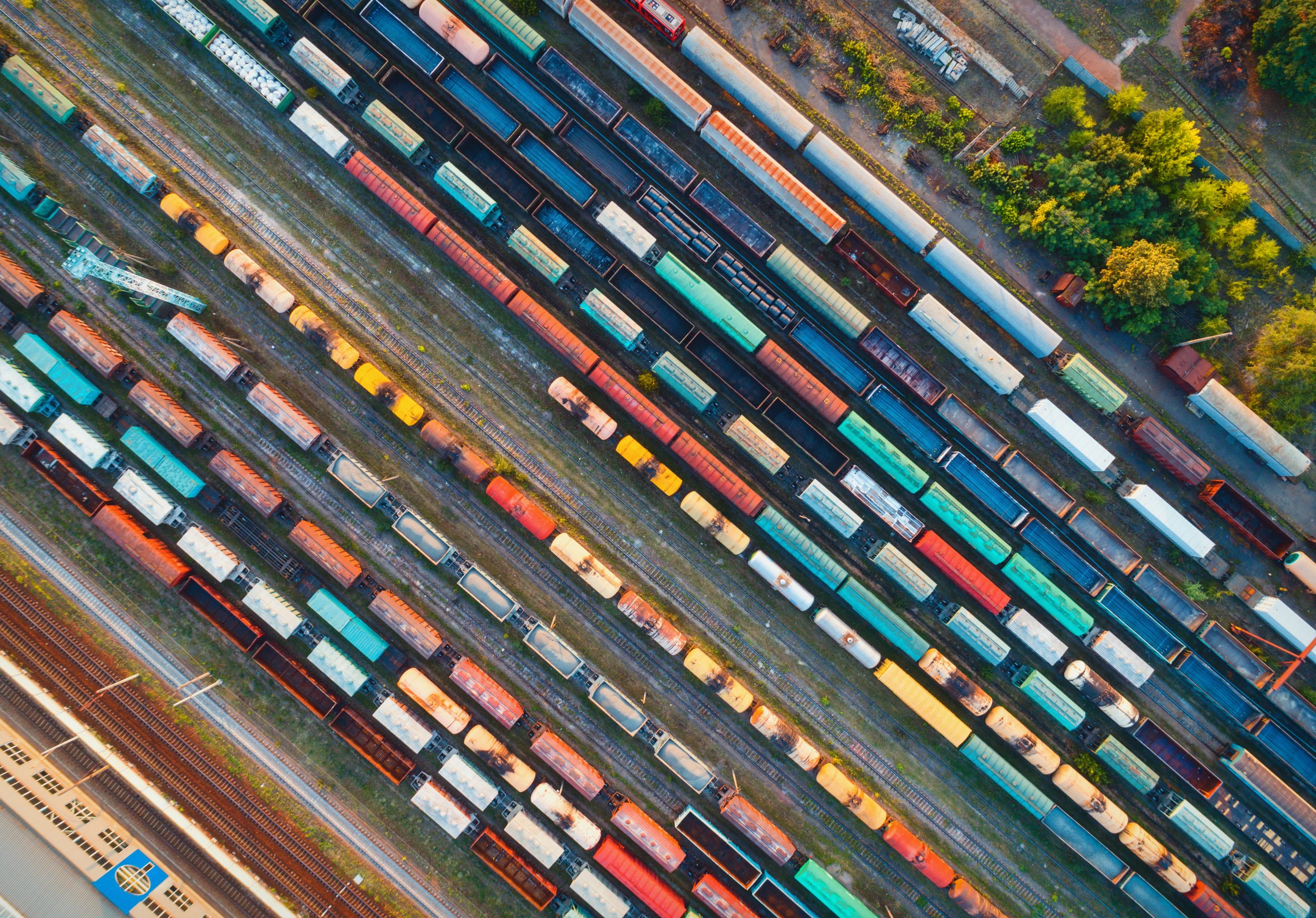 Bahnfracht-Logistikzentrum mit Güterzug – UBHH Bahnfrachtlösungen