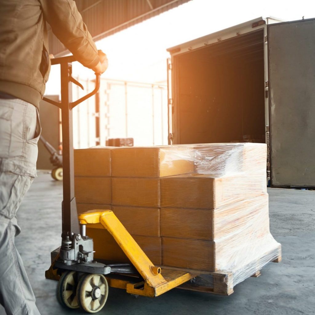 Mitarbeiter beim Handling von LTL (Less Than Truckload)-Sendungen – UBHH Logistiklösungen