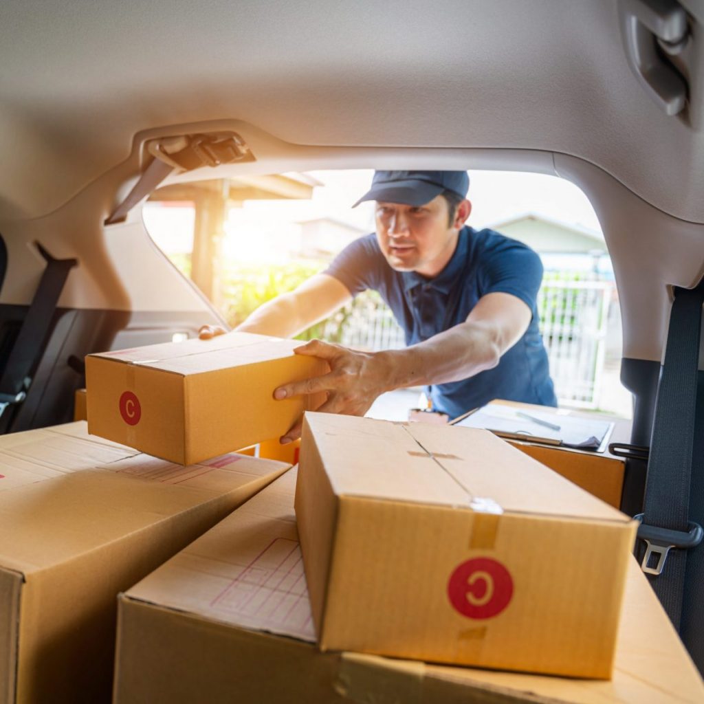 Auto wird für Expressversand beladen – UBHH Expresslogistiklösungen